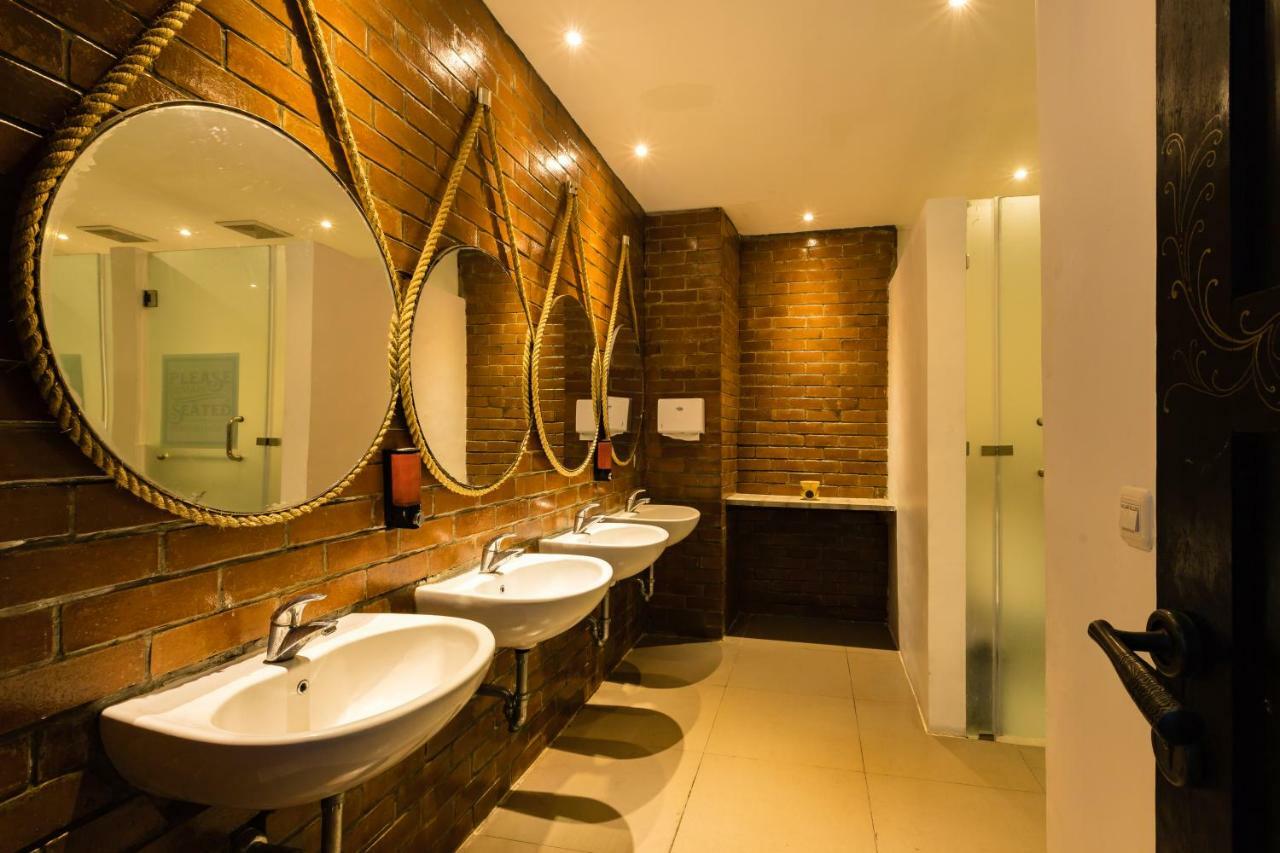 D'Gobers Hostel Seminyak By Gumilang Hospitality Экстерьер фото